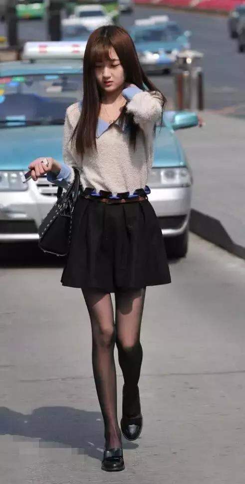 街拍：长发小美眉穿超短裙配黑色丝袜，这双腿太漂亮了