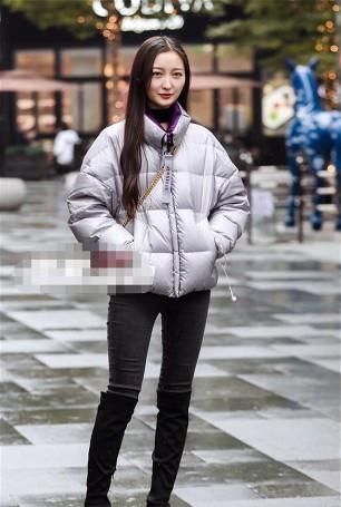  『红色』路人街拍，红色上衣和白色笔筒裤的搭配，走在街区很是引人注目