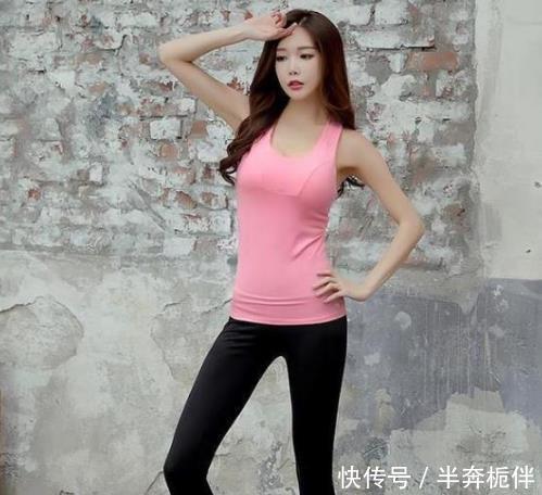 【 底裤】还能体现不一样的青春气质,街拍:性感紧身打底裤小姐姐