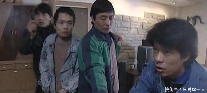 『警察队伍』凶恶的董雷逃跑以后,同伙石头,为何会继续留在出租房