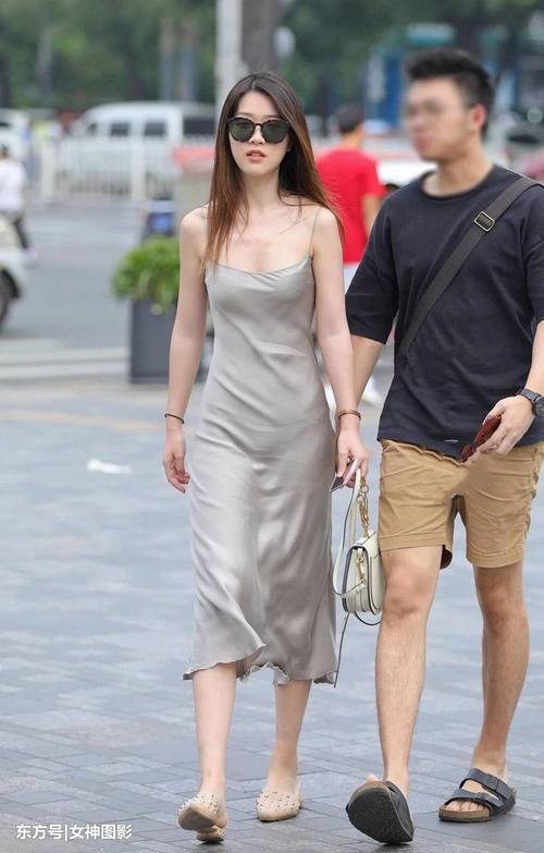 时尚街拍：吊带包臀裙遇上苗条小姐姐，太性感了！