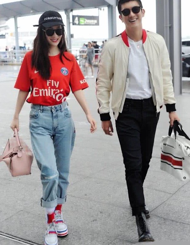 霍思燕和丈夫现身机场，一双“牙签腿”非常吸睛，这有80斤吗?