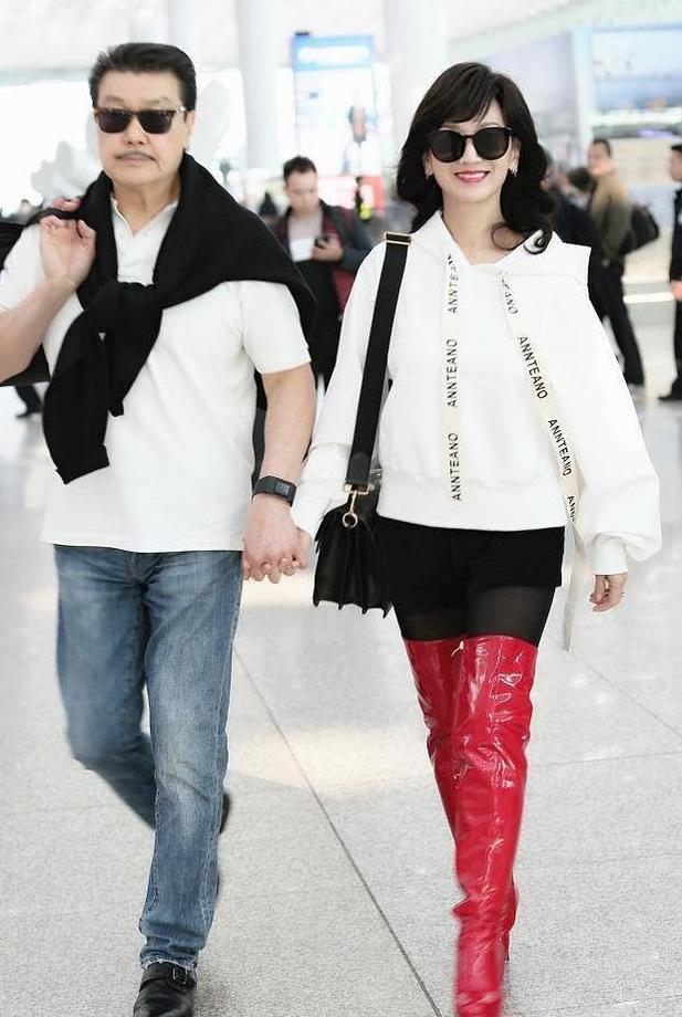 街拍：图1“鞋当裤穿”赵雅芝，图2纹身亮了，图5裤子大得夸张