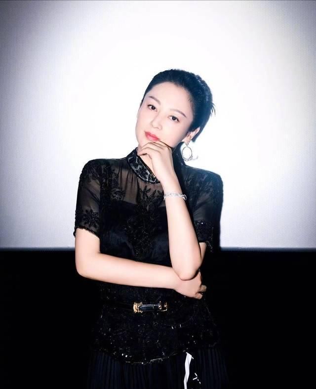 『陈红才』陈红才是最美人家富贵花，珍珠链配条纹黑裙，天然的头额骨美翻了