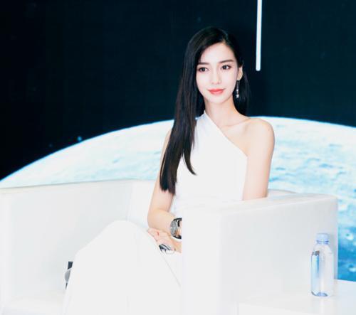 baby为显高真拼了！穿这么高的高跟脚踝受得了吗，一般人可不敢穿