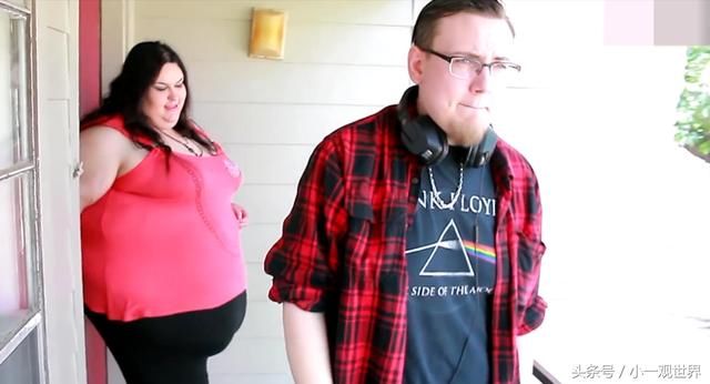 美国女子体重将近1000斤，丈夫因为喜欢看她身材曲线，把她宠上天