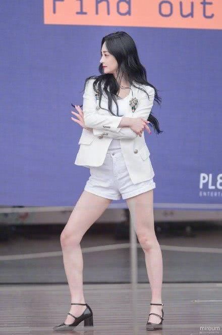 19岁周洁琼和20岁关晓彤同穿短裤,网友:筷子腿还是锥子腿一目了然