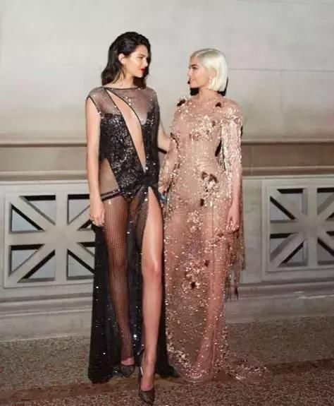 慵懒甜美超酷girl，卡戴珊家金小妹!