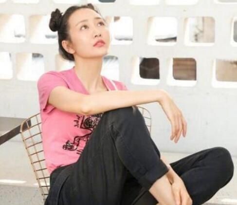 王鸥为扮嫩也是拼了！35岁扎“哪吒头”，网友直呼：辣眼睛