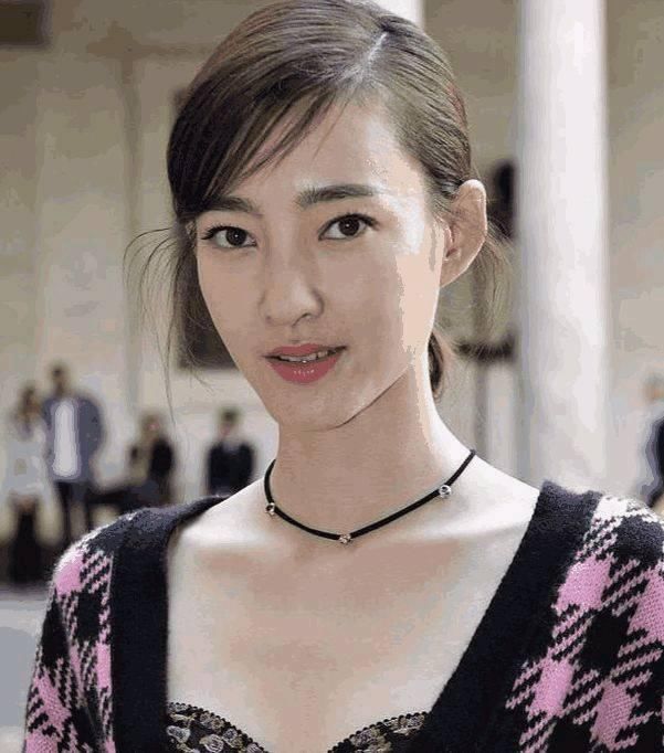 王丽坤胆真大!连体裤穿渔网袜，给人一种风情舞女的既视感