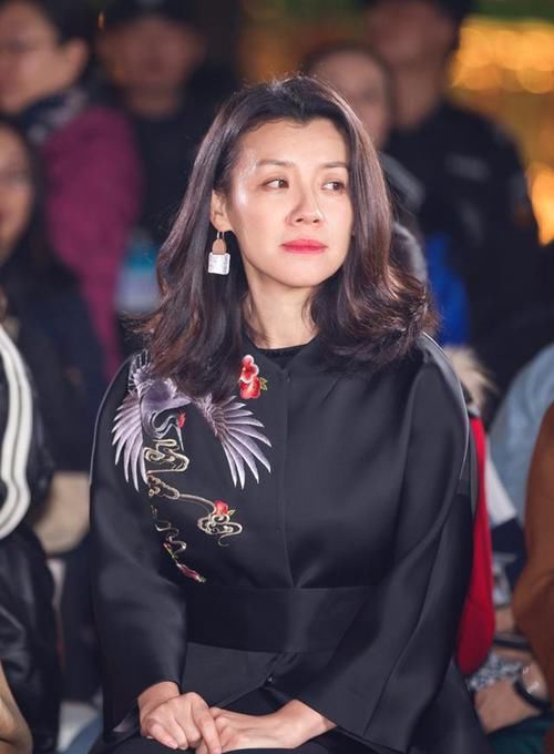  『气质』“德华”终于打扮！一袭黑色国风裙华丽大气，虽显胖但气质真好