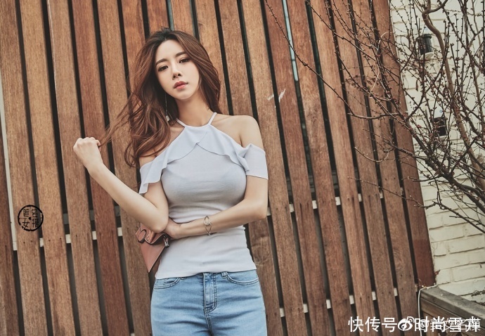 路人街拍，紧身牛仔裤搭配白色上衣，看上去更有女人味更清新！