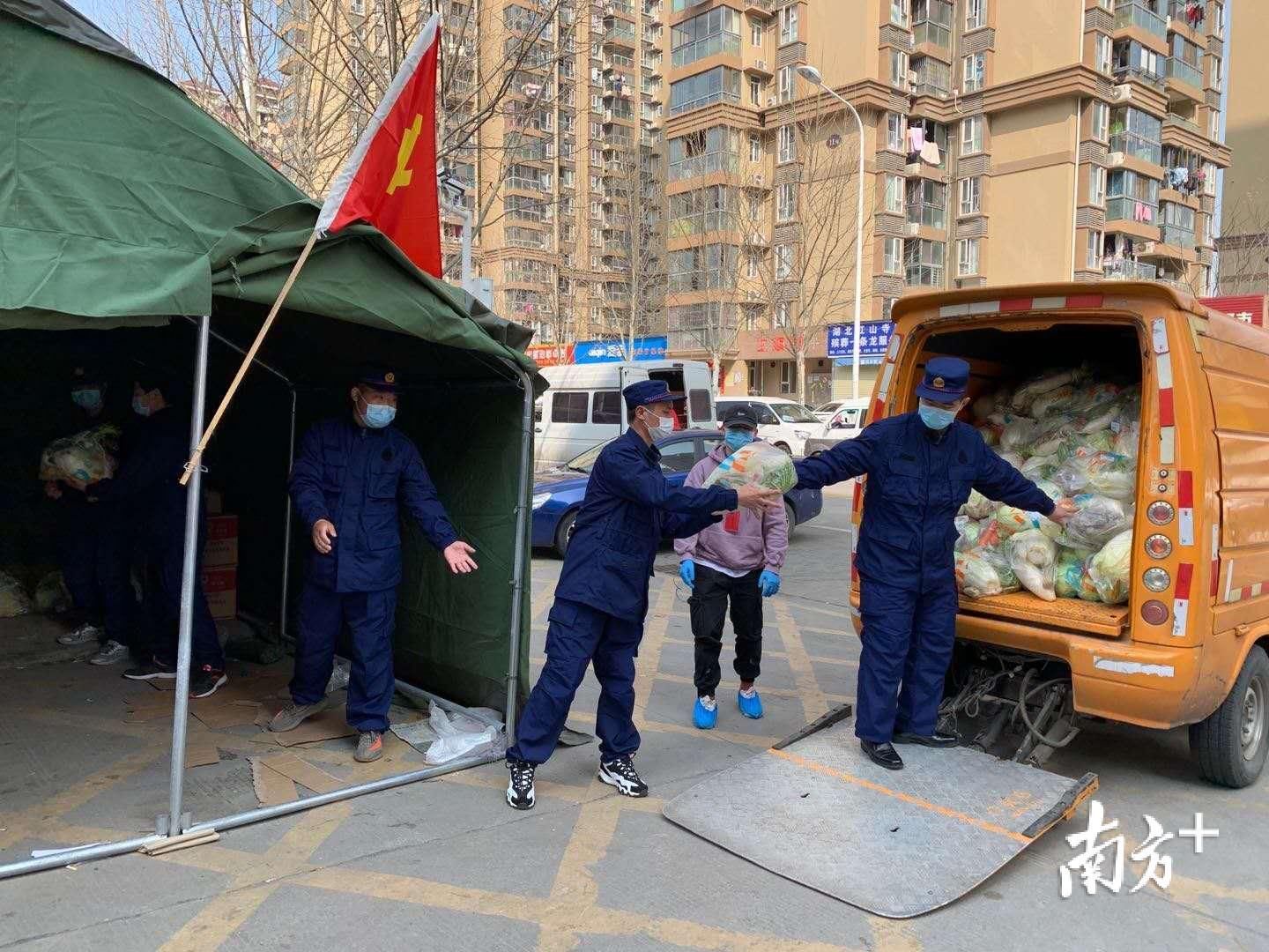「消防员」并肩战“疫”!广东50名滞留湖北的消防员在武汉、鄂州集结