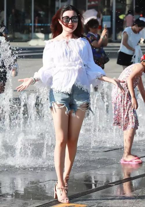 街拍 广州女郎黄色抹胸吊带背心 美得让人窒息