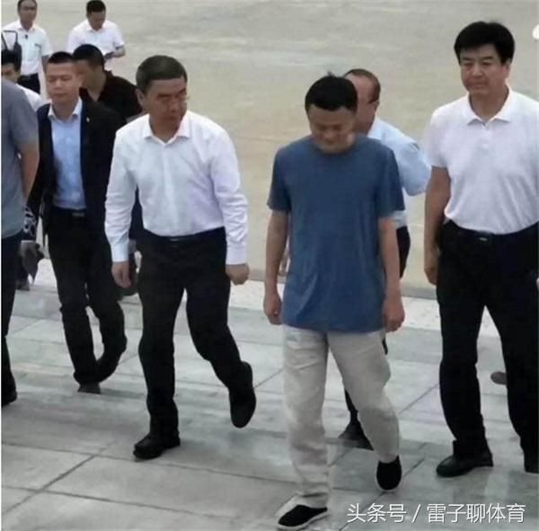 马云现场观看世界杯却因穿破布鞋串红网络！网友：我咋穿不火？