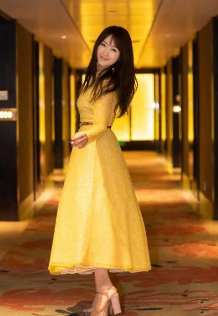 [ 杨钰莹]驴蹄凉鞋配长袜这时尚真难懂，多亏裙子救场，杨钰莹也有失手时候