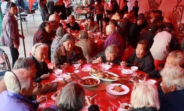  「酒席」以前是为了吃大餐，现在是为了去送钱，农村3种酒席，不