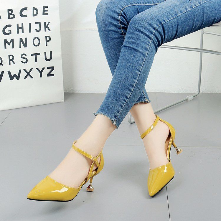 没找到合适的女鞋配裙子，瞧瞧这些跟裙子百搭的凉鞋，时髦又洋气