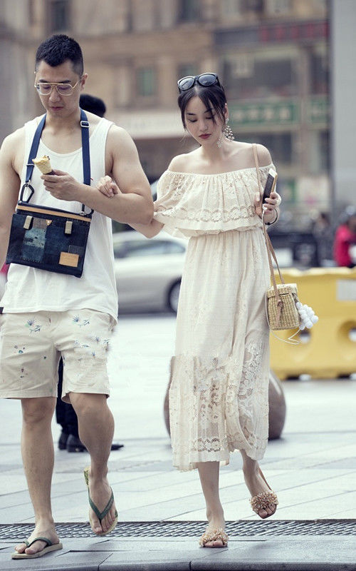 路人街拍，皮肤白皙的小姐姐穿着靓丽，耳环抢镜！