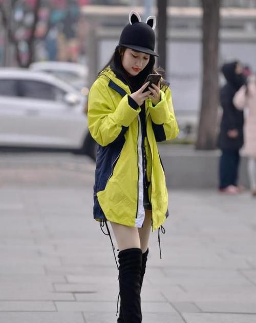  『皎若』街拍：皎若秋月的小姐姐，一件黑色上衣搭配开叉裙，时尚魅力十足