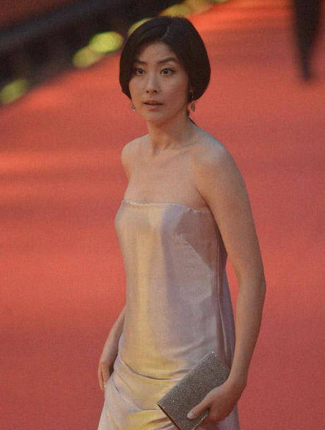 陈慧琳睡衣裙亮相，好身材挡都挡不住，看完后网友的眼睛都亮了