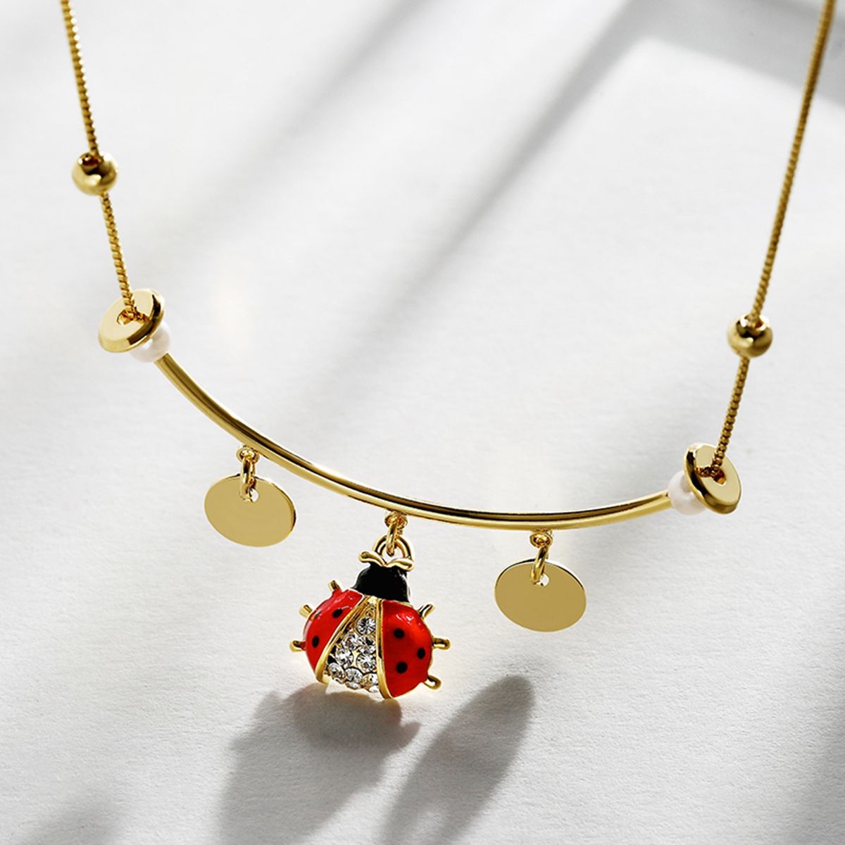 白嫩嫩的三寸金莲别藏着,夹趾凉鞋性感撩人,配脚链充满女人味