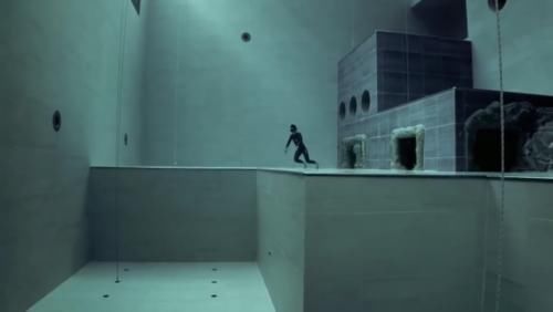 世界上最深的泳池“深不见底”，花费3000元，美女们纷纷来挑战！