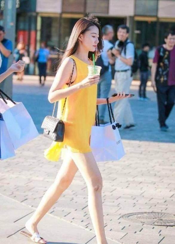 白色连体包臀裙的美女，曼妙身姿，引来无数路人回首！