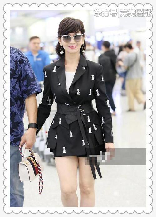 赵雅芝胆真大！63岁学27岁李沁穿西服裙，网友：看腿就输了！