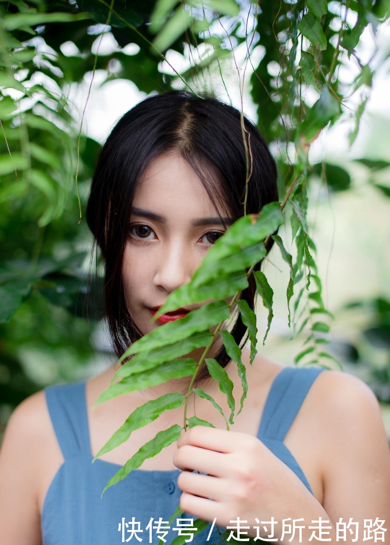  『写真』青春美少女蓝色吊带连衣裙时尚生活写真