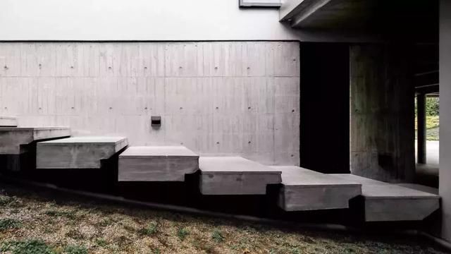 他买下30000小山头，造了一栋隐居的房子，远离城市，幽静清心