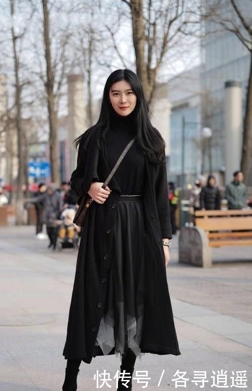 『美女』街拍:打底裤美女的搭配使得整体魅力提升,展现甜美气息