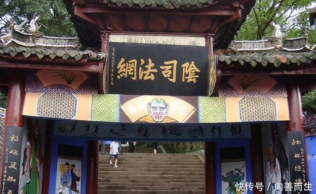 我国出现一座“鬼城”,白天能看到人山人海,夜里却没有人敢去