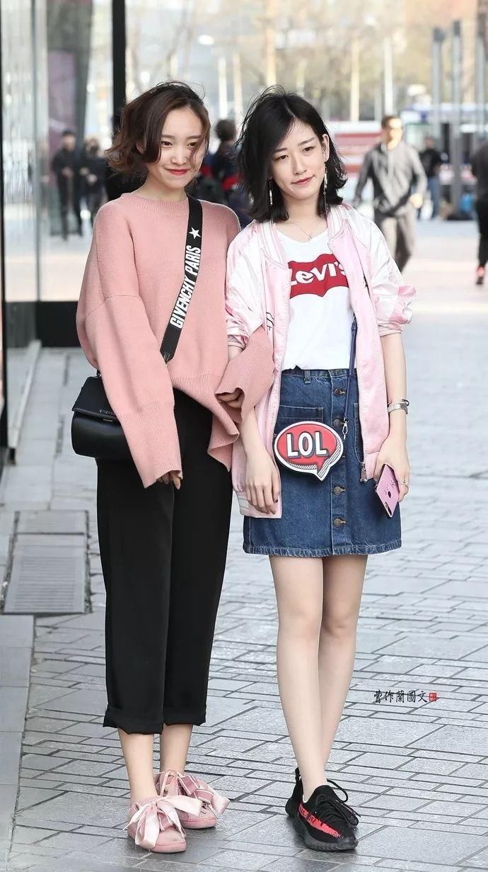 街拍:升级姐妹花,不仅高颜值,而且好衣品