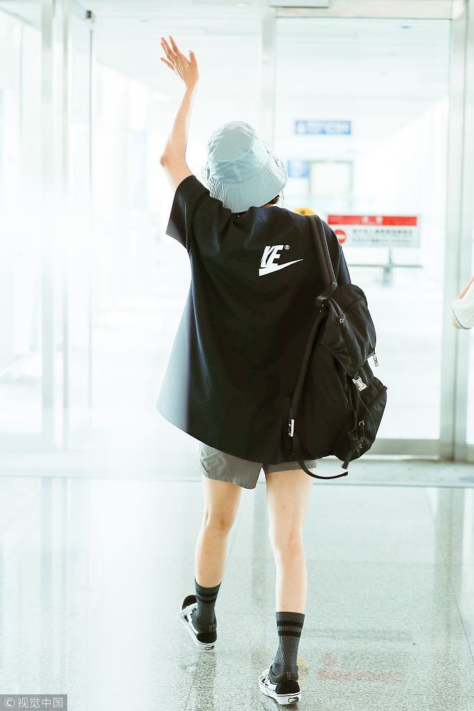 王珞丹戴渔夫帽挂长长飘带cos唐僧  布鞋配足球袜秀美腿少女感十