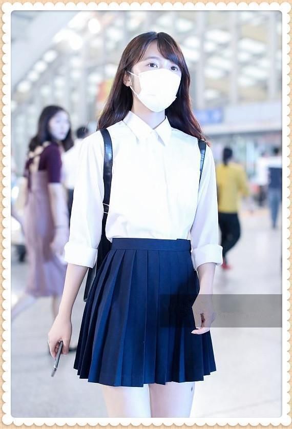 董洁真会装!38岁学21岁徐娇穿百褶裙,网友:再不疯狂就老了!