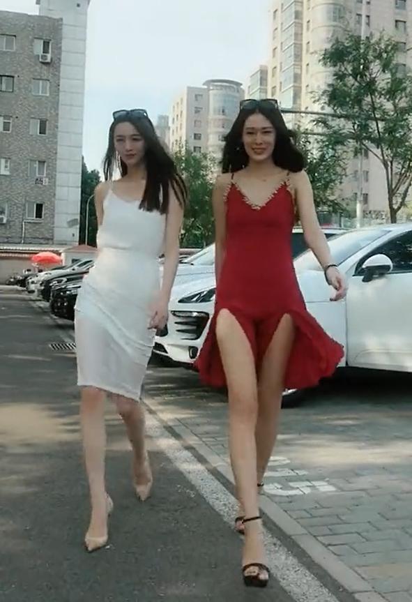 一对时髦的姐妹花，穿上肉丝袜秀风采，红与白哪个更漂亮