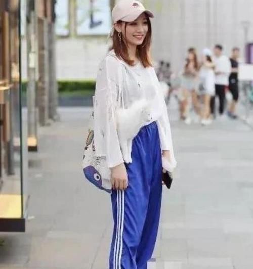  【气质】美女时尚街拍：温柔可人的美女，一件咖啡色上衣配黑色短裙，时尚优雅气质