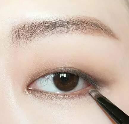 眼影■刘雯在模特界收益都排前八了，还不赶紧来学习她的穿衣风格和妆面？