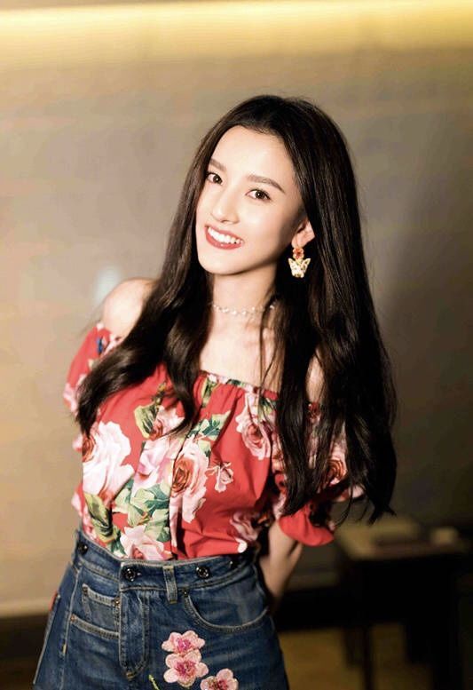 宋祖儿裙子短到尽头，逆天长腿尽收眼底，网友：真正的“腿精”！