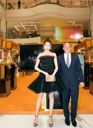 关晓彤迪丽热巴一袭黑色抹胸裙上身，身材惊艳众人，网友：这次终