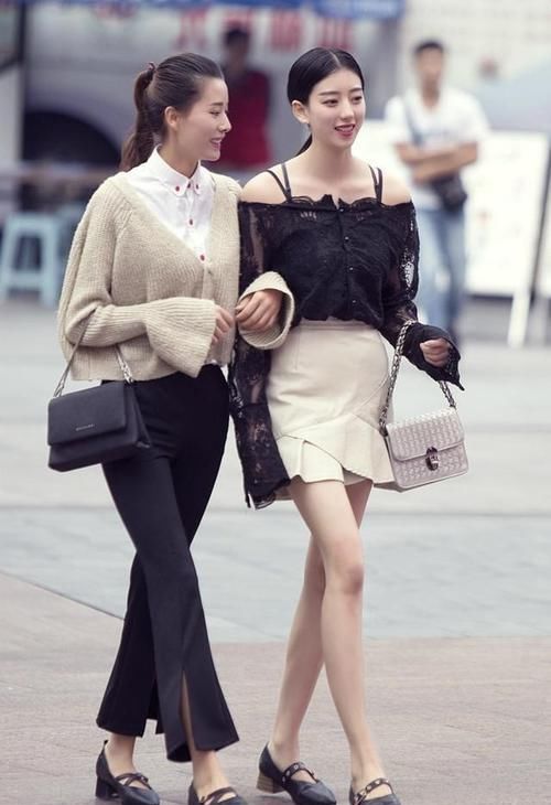  「精致」路人街拍，短裙和蕾丝吊带上衣的穿搭，简约精致有层次感