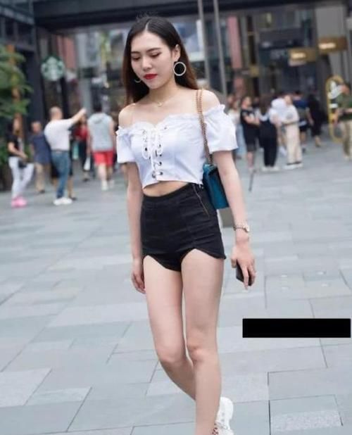 『气质』街拍:芳菲妩媚的美女,一件黑色连衣裙外搭外套,时尚达人气质