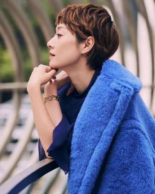  羊羔绒■马伊琍离婚后更美了，穿天蓝色羊羔绒外套高贵大气，气场好强