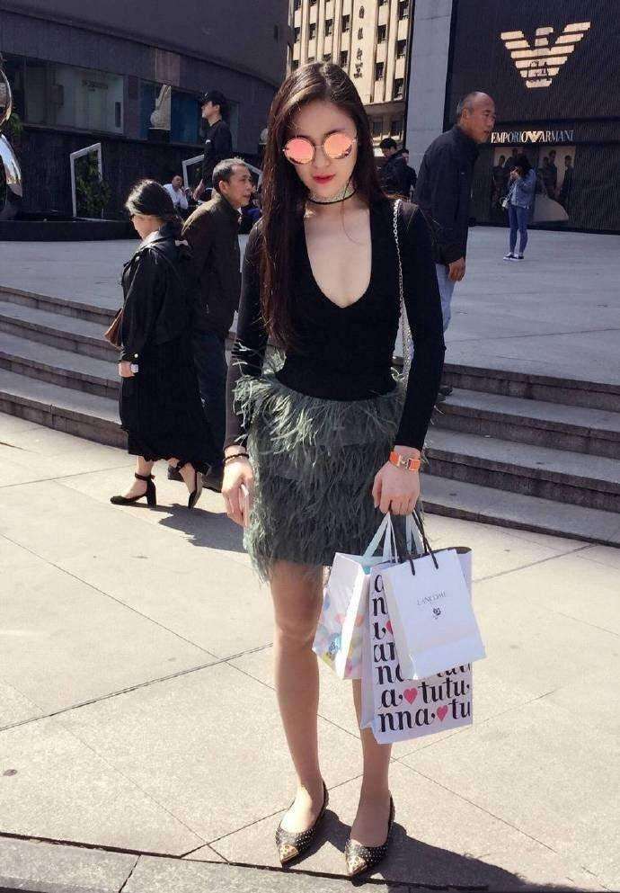 街拍: 真空上街的白皙小姐姐, 短裙和紧身T恤很搭