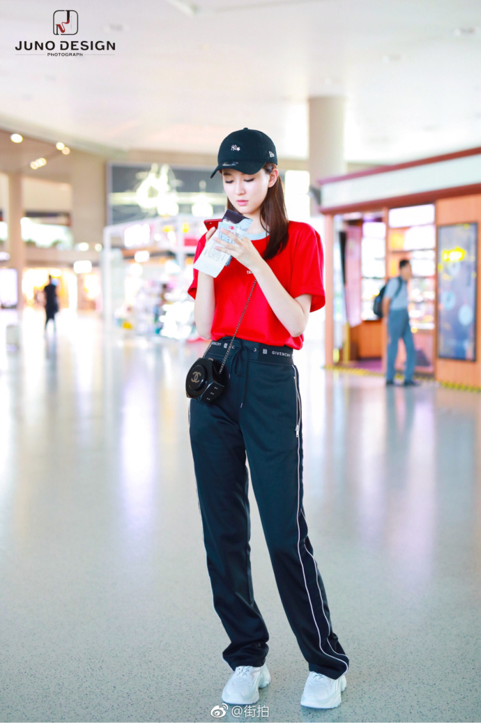 路人街拍,乔欣现身上海机场,红色T恤搭配黑色长裤清新自然