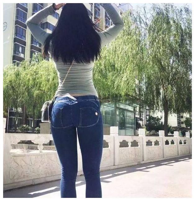 紧身牛仔裤受女生青睐，展示温柔现代美，让女生更加自信大方