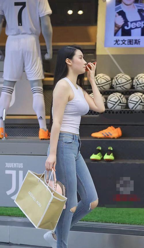 端庄得体的打底裤小姐姐性感别致，十分美艳动人，令人赏心悦目！