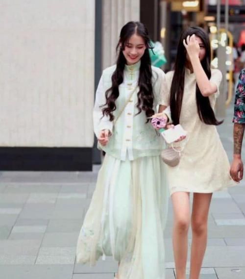  『气质』养眼女神街拍：楚楚动人的小姐姐，一条黑色的连衣裙，优雅唯美气质
