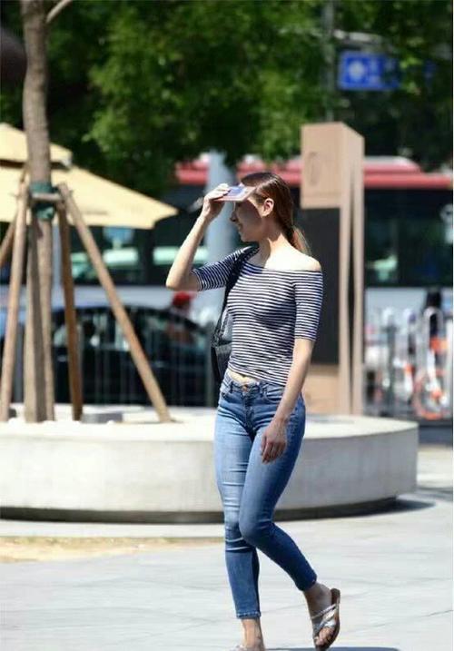 穿起牛仔裤腿露出脚裸，轻松演绎经典时尚